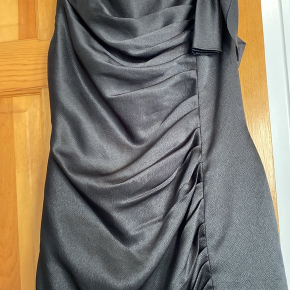 Little black dress worn once and like new condition - Picture 3 of 8